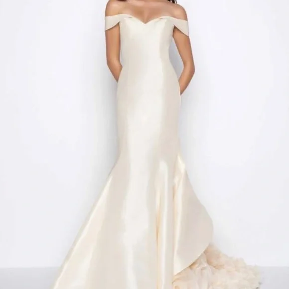 MacDuggal wedding/evening gown - Picture 1 of 9